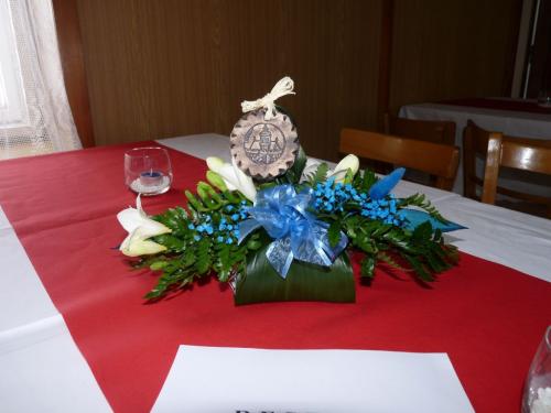 Květinová výzdoba stolů