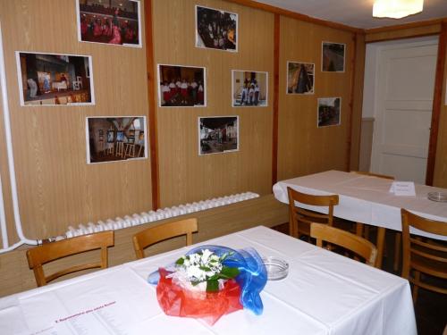 Ozdobený stůl a&nbsp;fotografie.