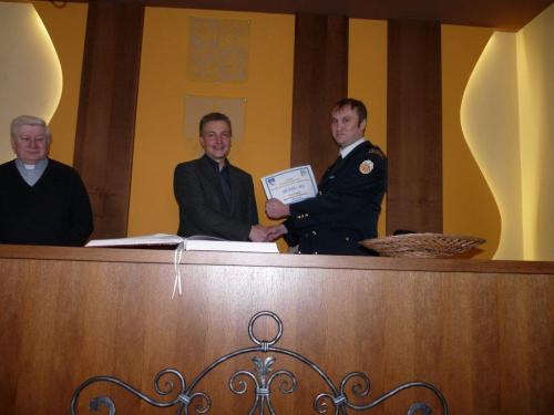 Pan starosta Miroslav Egert přebírá výtěžek Tříkrálové koledy 2013