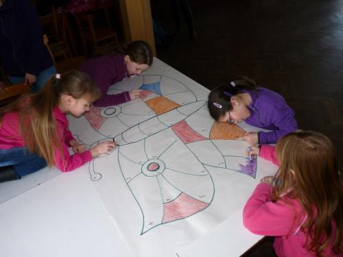 Holky vybarvovaly obrázek motýla.