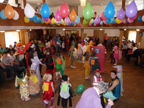 Po 13&nbsp;hod se&nbsp;KD rychle zaplnil pestrými maskami