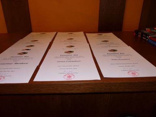 Žáci obdrželi pamětní list.